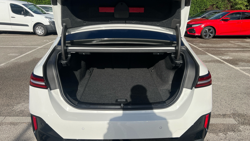 BMW i5 M Sport LL24BYB White #4