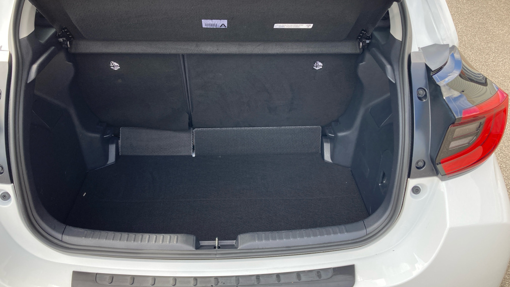 Toyota Yaris Design BL22YFC White #4