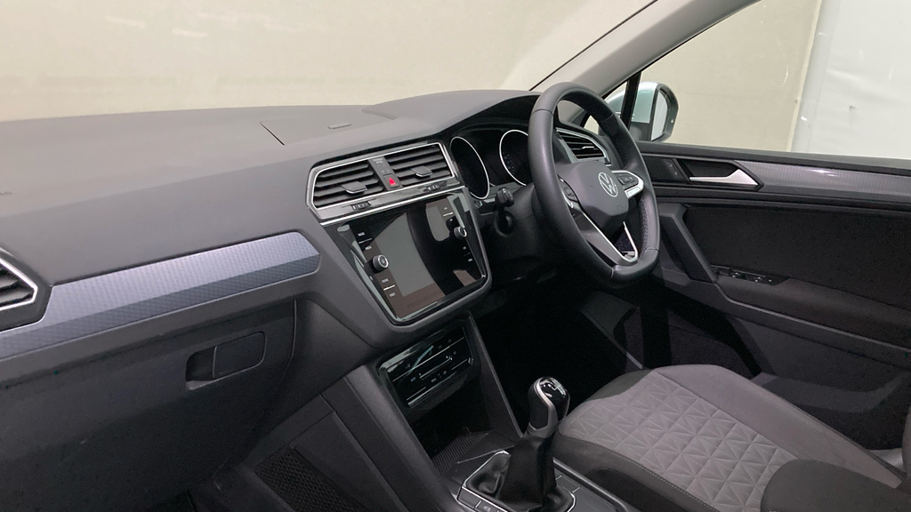 Volkswagen Tiguan Life YH22FCZ Silver #2