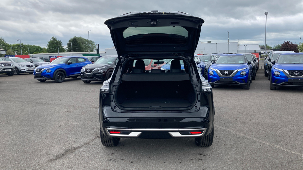 Nissan Qashqai Tekna Black #4