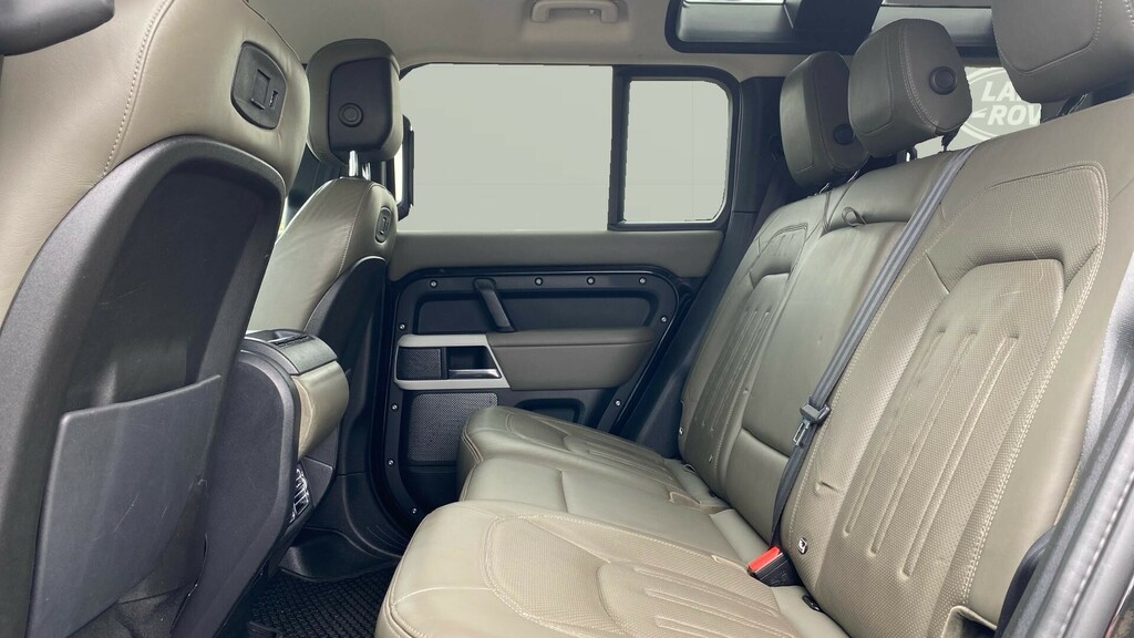 Land Rover Defender 110 Hse Black #4