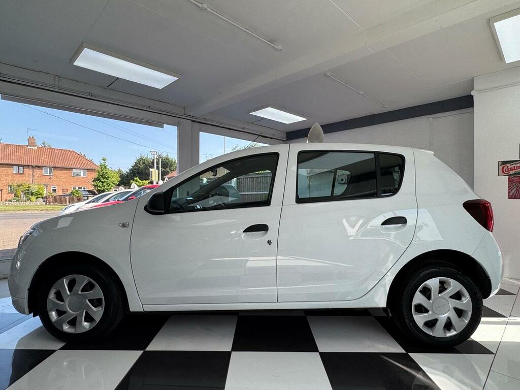 Dacia Sandero Hatchback 1.0 Sce Essential Euro 6 202070 FE70XAA White #5