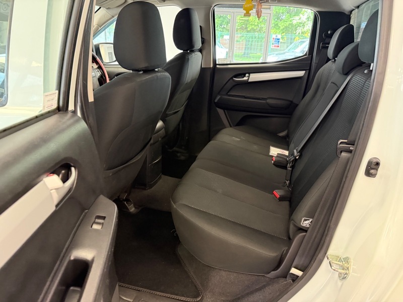Isuzu Rodeo D-max White #30