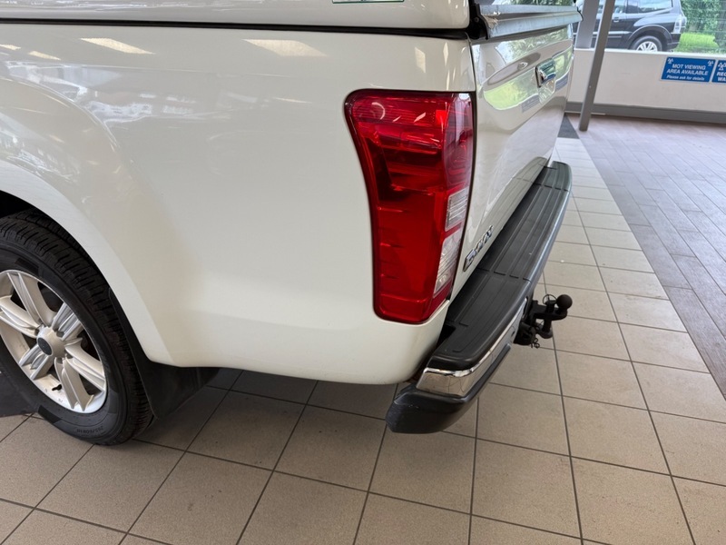 Isuzu Rodeo D-max White #14