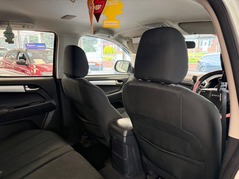 Isuzu Rodeo D-max White #28