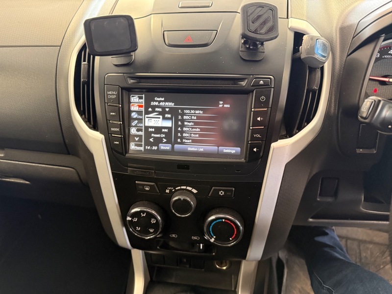 Isuzu Rodeo D-max White #21