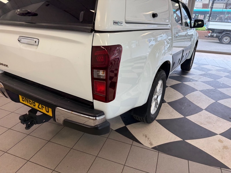 Isuzu Rodeo D-max White #16
