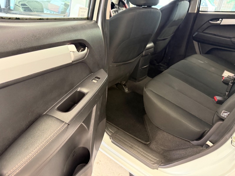 Isuzu Rodeo D-max White #27