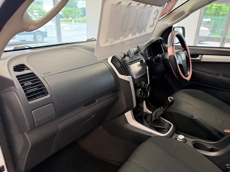 Isuzu Rodeo D-max White #33