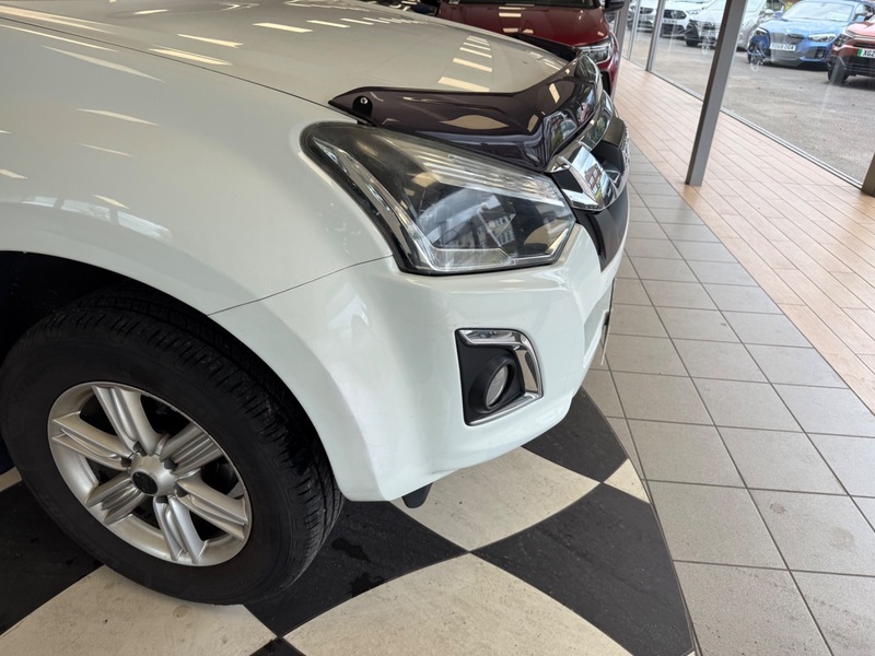 Isuzu Rodeo D-max White #12