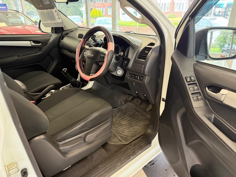 Isuzu Rodeo D-max White #15