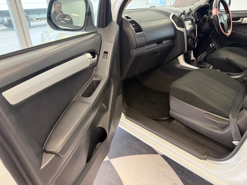 Isuzu Rodeo D-max White #31