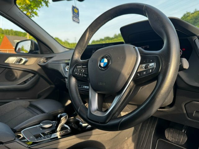 BMW 1 Series 118I Sport Lcp Hatchback HK22UFT Black #2