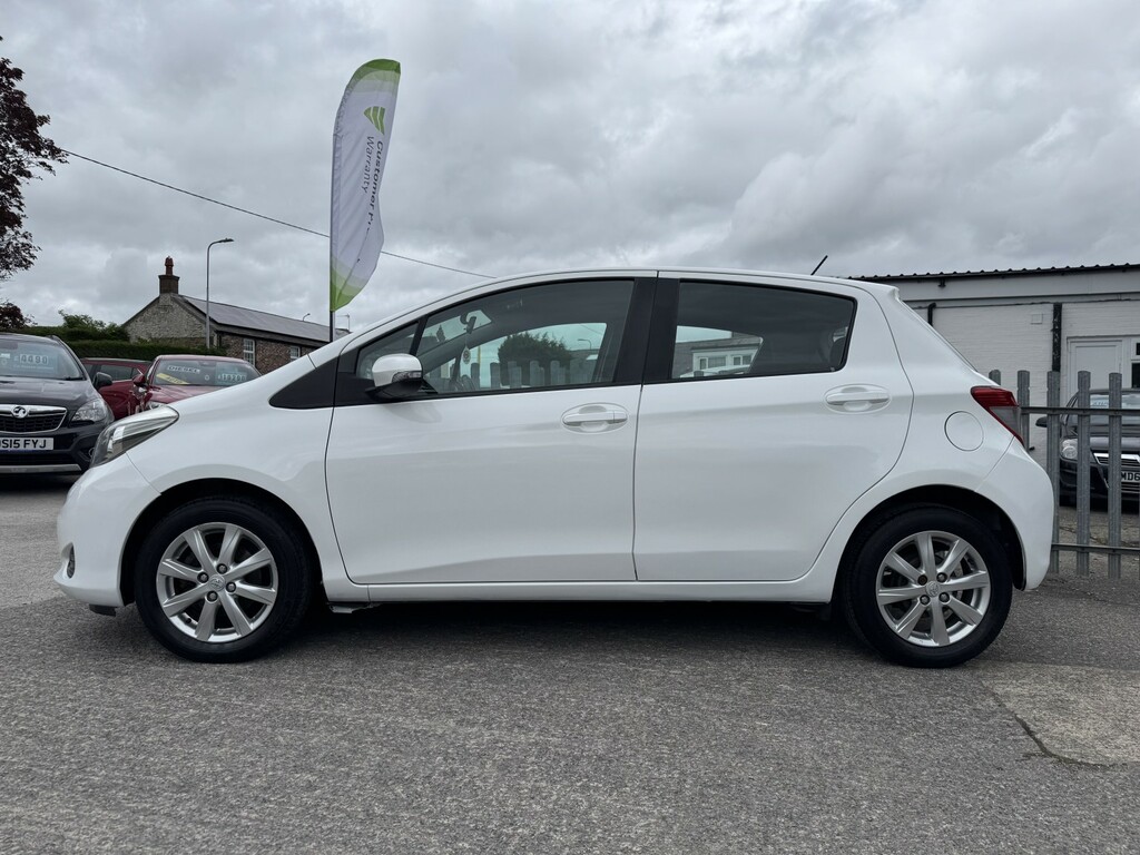 Toyota Yaris Hatchback 1.0 Vvt-i Tr Euro 5 201313 White #2