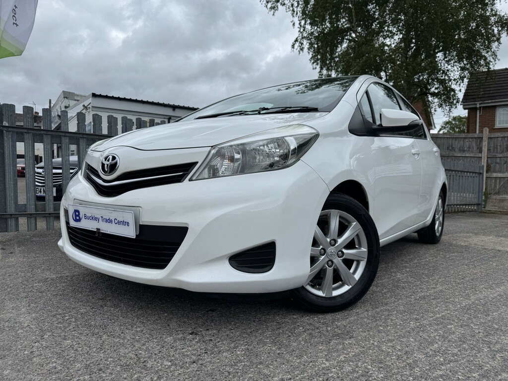Toyota Yaris Hatchback 1.0 Vvt-i Tr Euro 5 201313 White