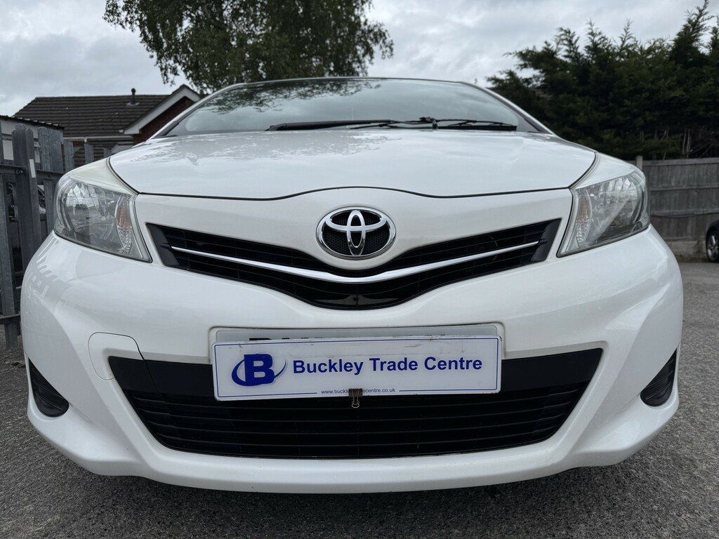 Toyota Yaris Hatchback 1.0 Vvt-i Tr Euro 5 201313 White #3