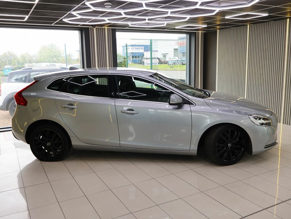 Volvo V40 2017 2.0 D2 Inscription Hatchback Manua KR67JWC Silver #2