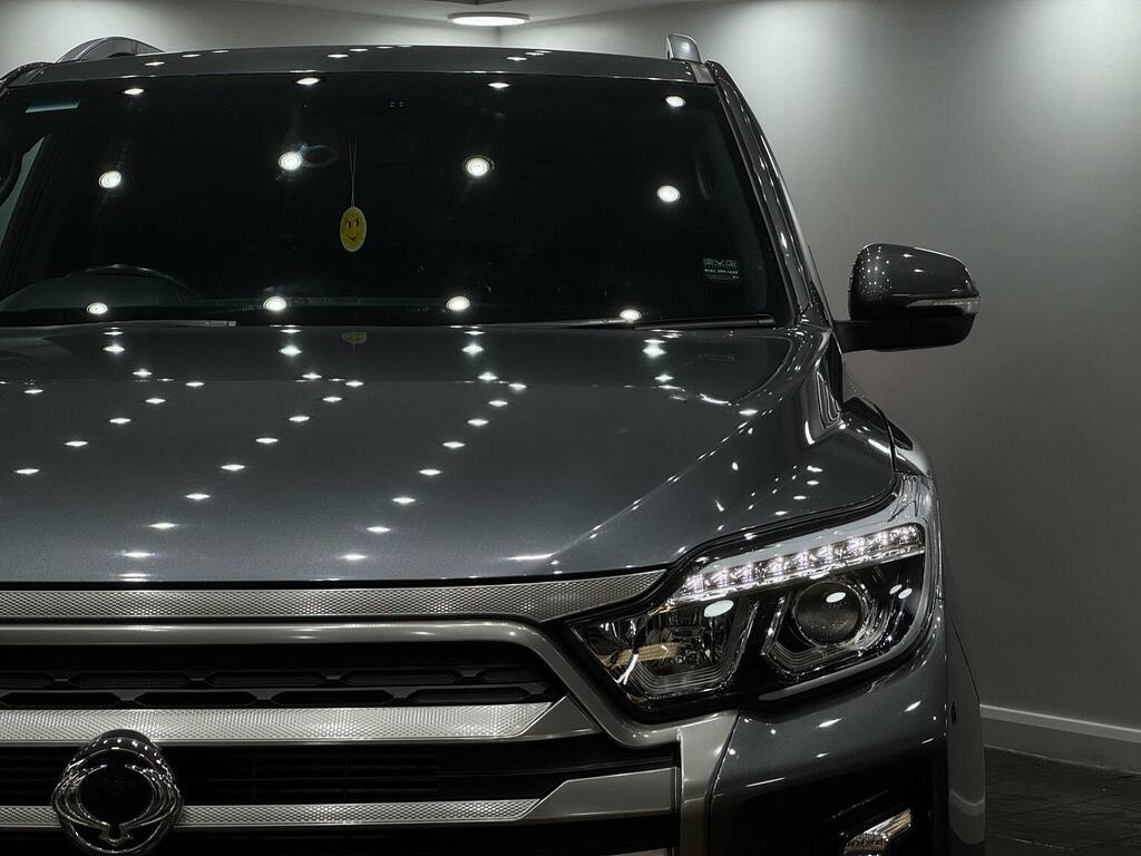 SsangYong Musso Pickup White #10