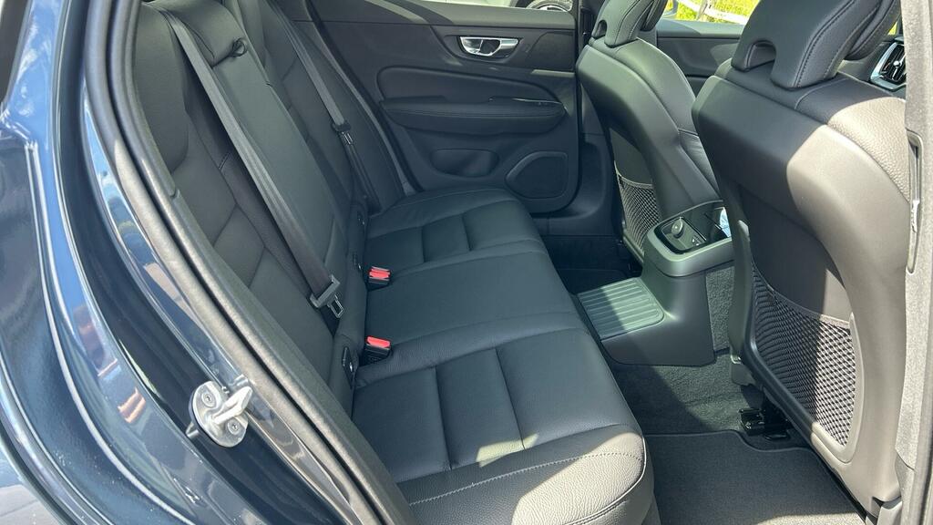 Volvo V60 Ultra T8 Awd Plug-in Hybrid Dark Blue #6