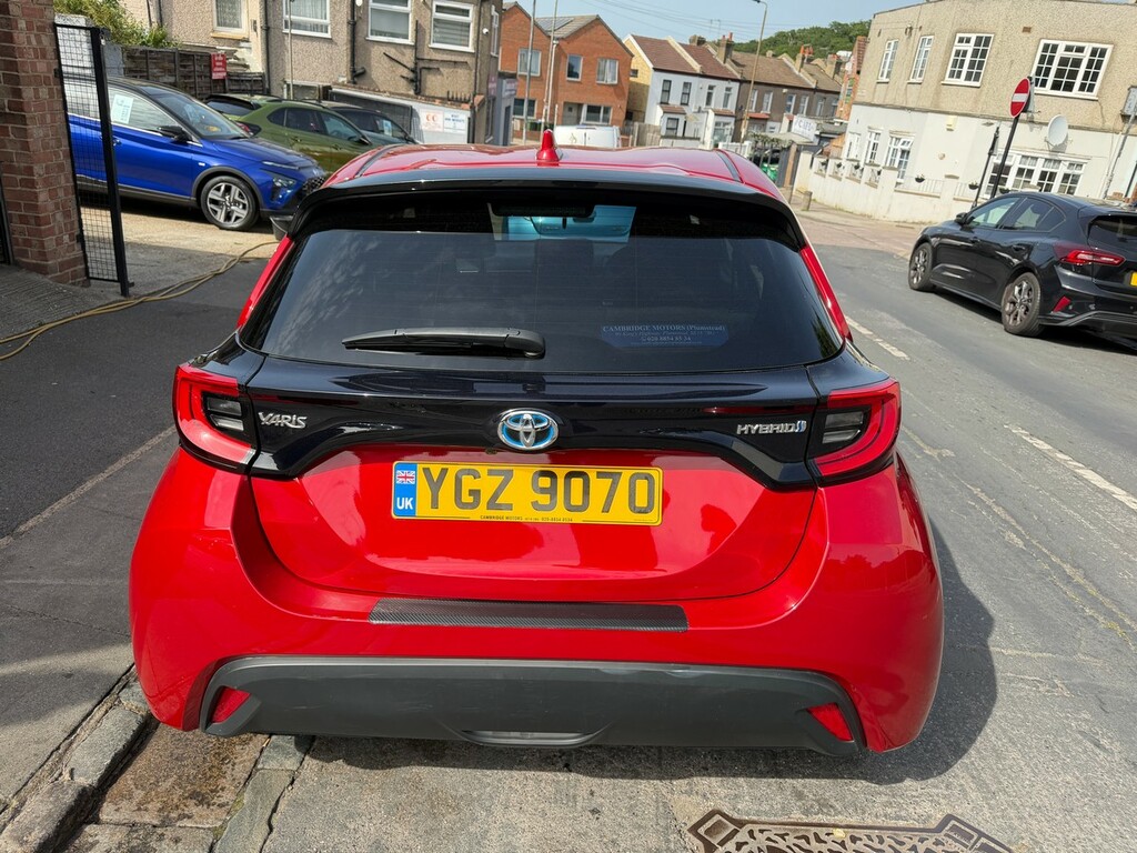 Toyota Yaris 1.5 Vvt-h Design E-cvt Euro 6 YGZ9070 Red #4
