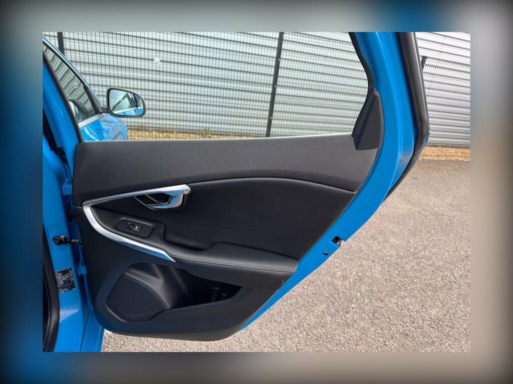 Volvo V40 2.0 D2 R-design Lux Nav Euro 6 Ss AE15XWV Blue #6