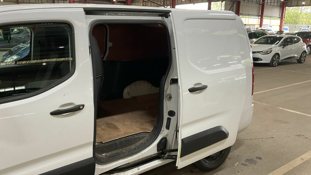 Vauxhall Combo 1.5 Turbo D 2300 Sportive Panel Van 6Dr Man DN72FXU White #5