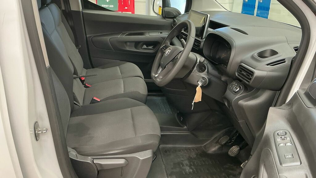 Vauxhall Combo 1.5 Turbo D 2300 Sportive Panel Van 6Dr Man VK72JNJ White #5