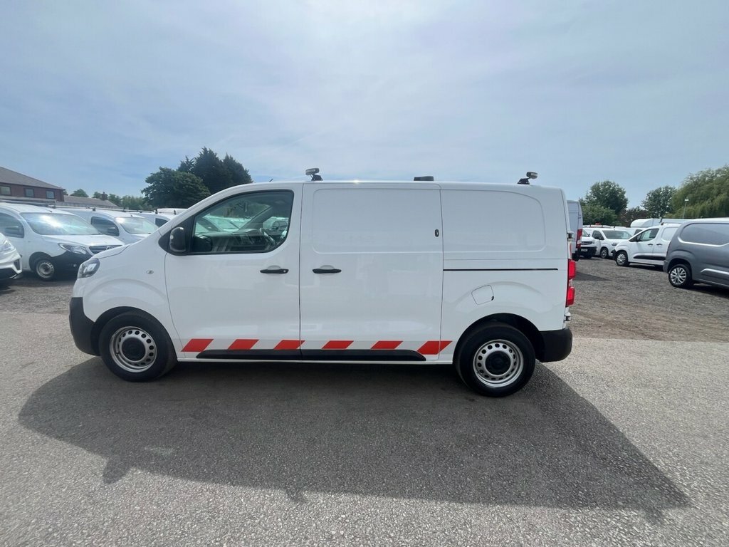 Vauxhall Vivaro 1.5L Edition FP69ZFJ White #4