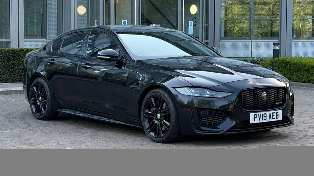 Jaguar XE 2.0 Xe R-dynamic Se Black