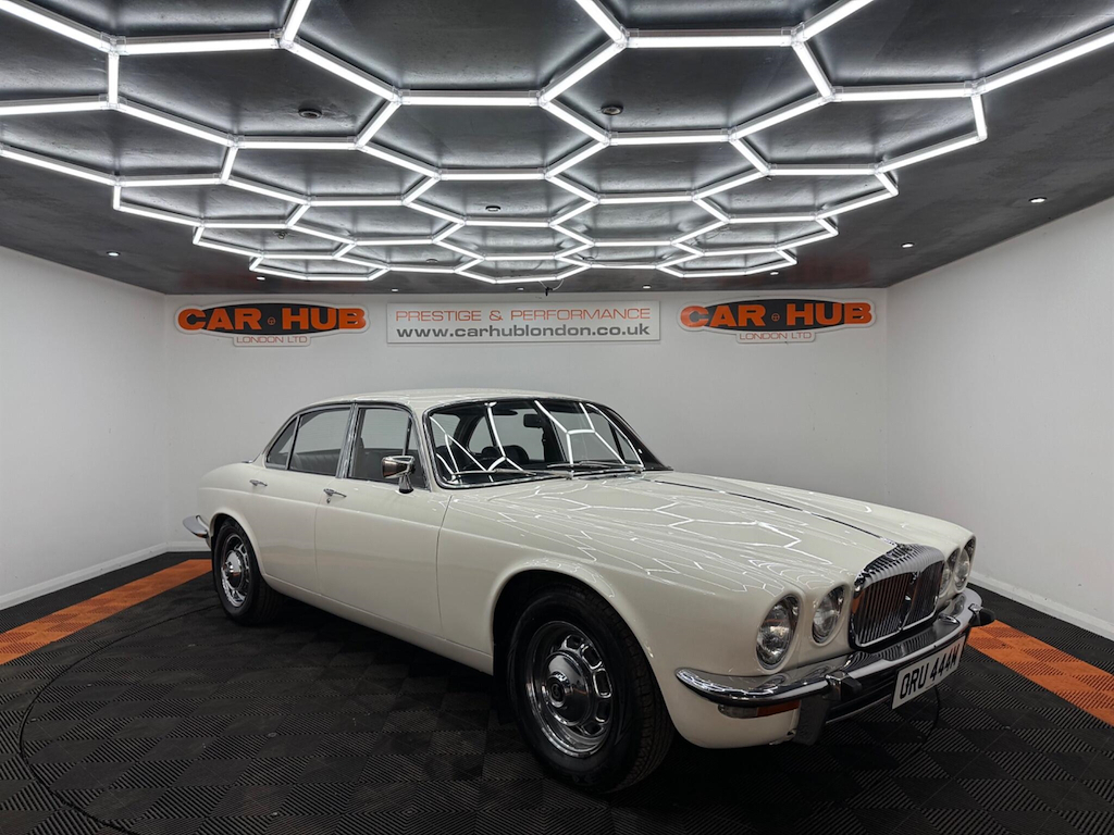 Daimler Saloon Sovereign 4.2 ORU444M White #5