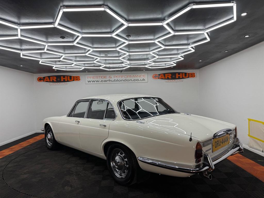 Daimler Saloon Sovereign 4.2 ORU444M White #4