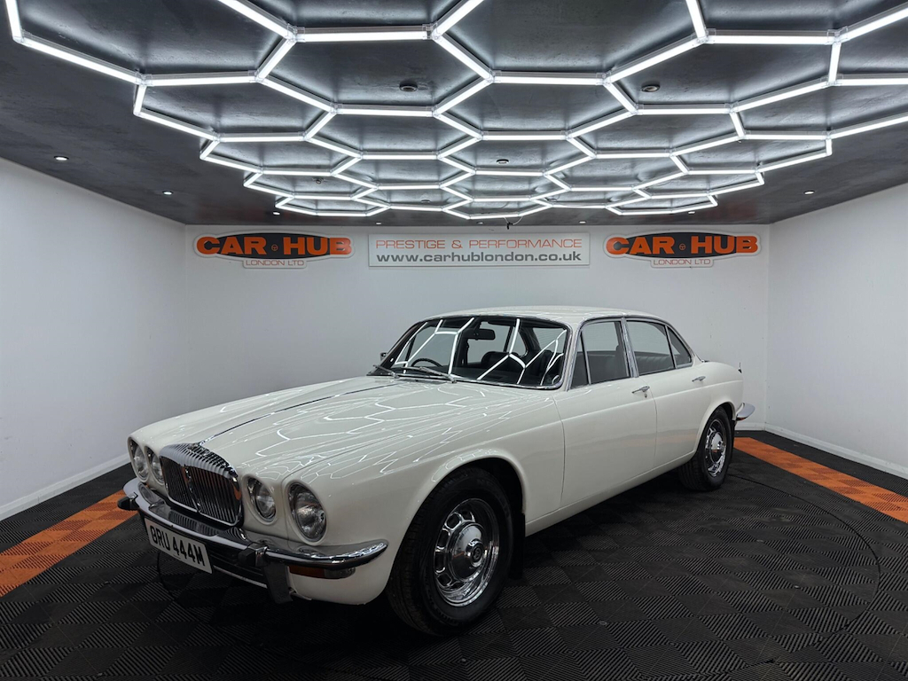 Daimler Saloon Sovereign 4.2 ORU444M White #3