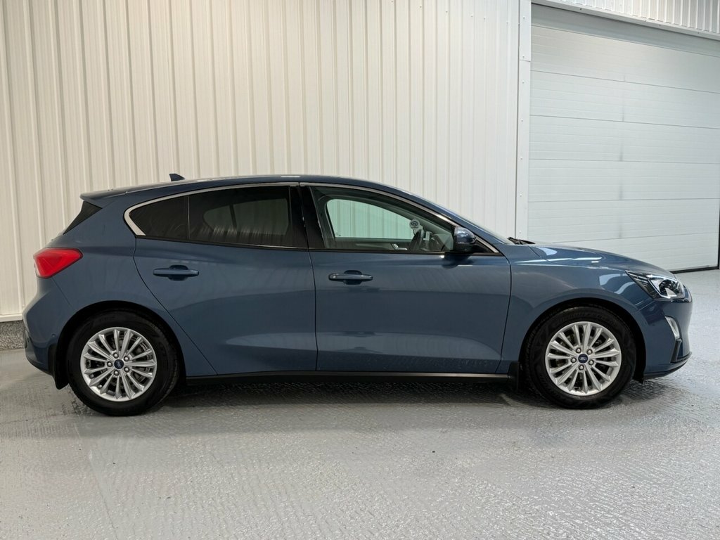 Ford Focus 1L Titanium SN19GZP Blue #4
