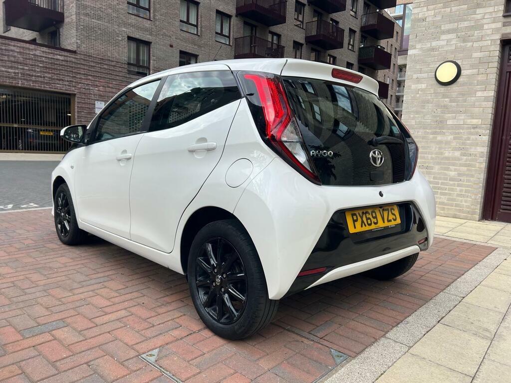 Toyota Aygo 1.0 Vvt-i X-play X-shift Euro 6 PX69VZS White #2