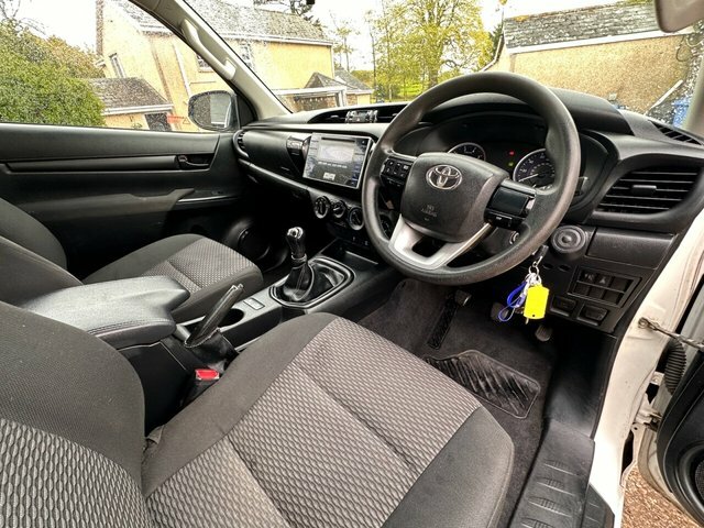 Toyota HILUX 2018 2.4 D-4d Active Pickup 4Wd White #3