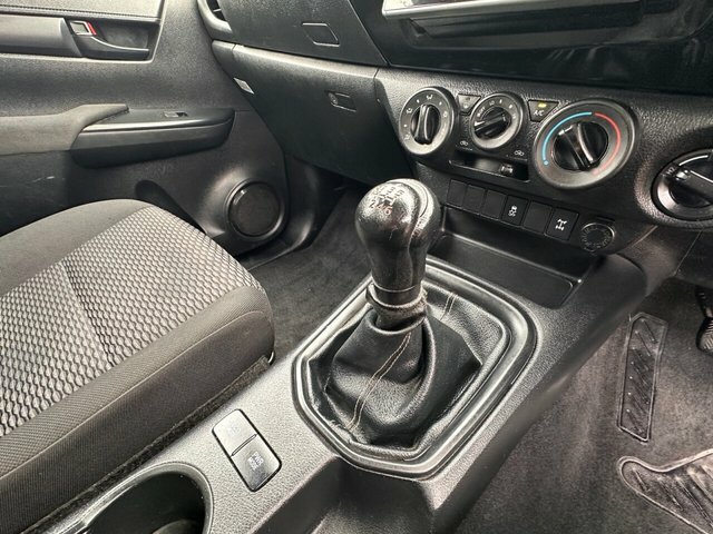 Toyota HILUX 2018 2.4 D-4d Active Pickup 4Wd White #4