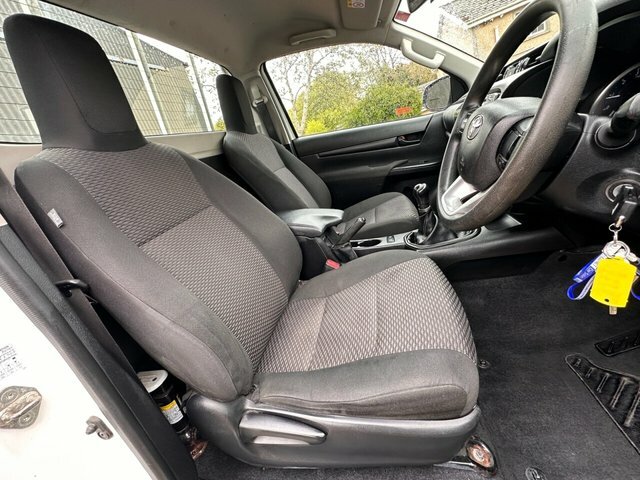 Toyota HILUX 2018 2.4 D-4d Active Pickup 4Wd White #2