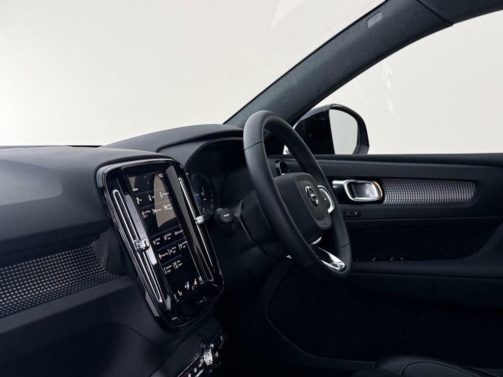 Volvo XC40 1.5H T5 Recharge 10.7Kwh Ultimate Dark Euro 6 BK22CLN Black #4