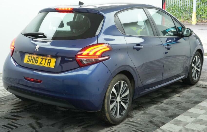Peugeot 208 1.2 Puretech Xs White Euro 6 SH16ZTR Blue #3