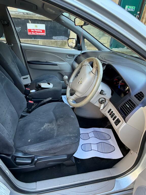 Mitsubishi Grandis 2.4 Warrior Silver #14