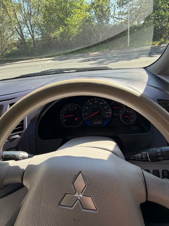 Mitsubishi Grandis 2.4 Warrior Silver #17