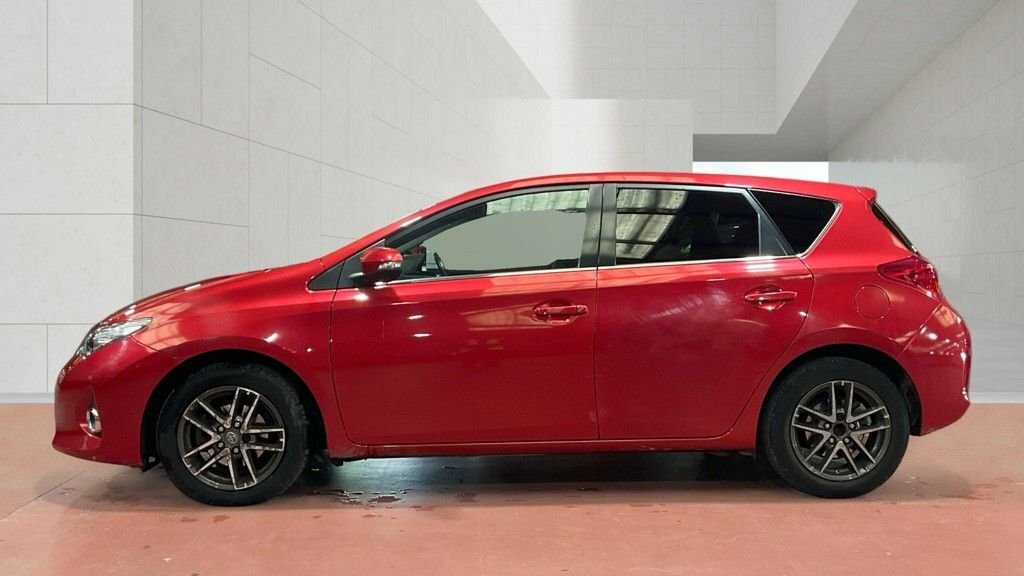 Toyota Auris 1.6L Icon Plus Red #6