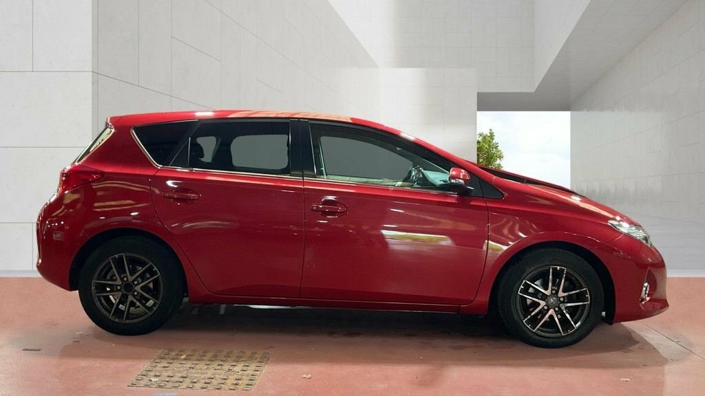 Toyota Auris 1.6L Icon Plus Red #5