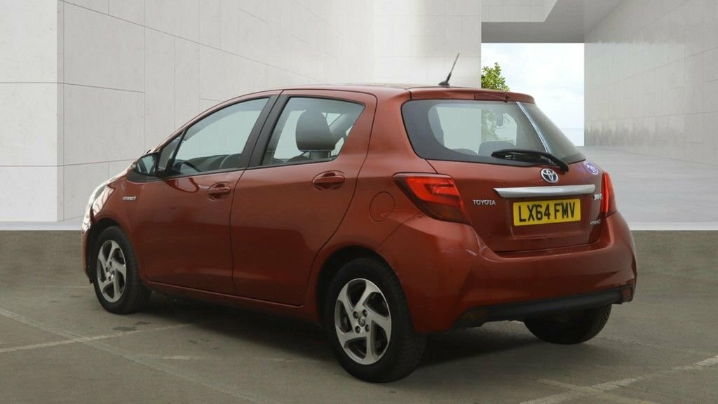 Toyota Yaris 1L Active LX64FMV Red #3