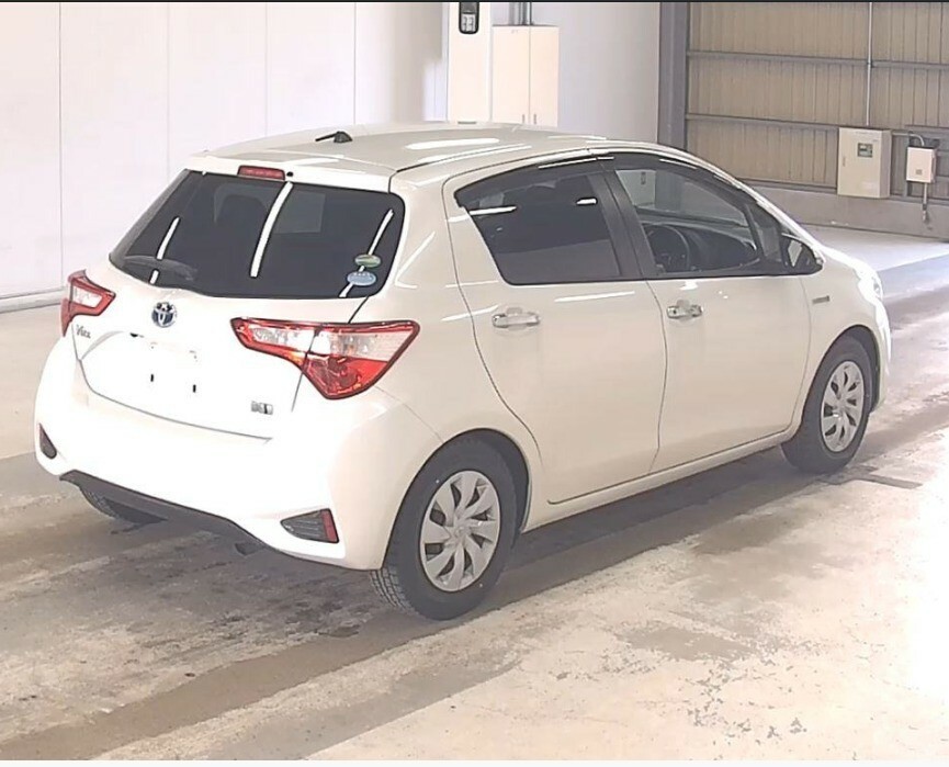 Toyota Yaris Hatchback 1.5 Hybird F Safety Edt II Fresh Import White #3