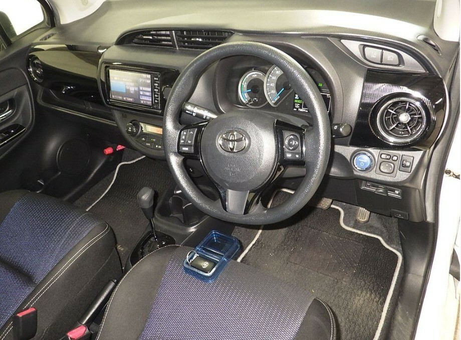 Toyota Yaris Hatchback 1.5 Hybird F Safety Edt II Fresh Import White #5