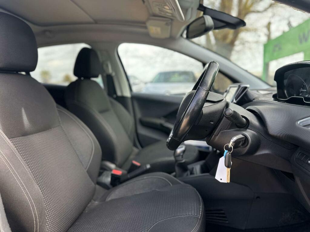 Peugeot 208 1.2 Puretech Allure Premium Euro 6 Ss RE18ZBL Black #5