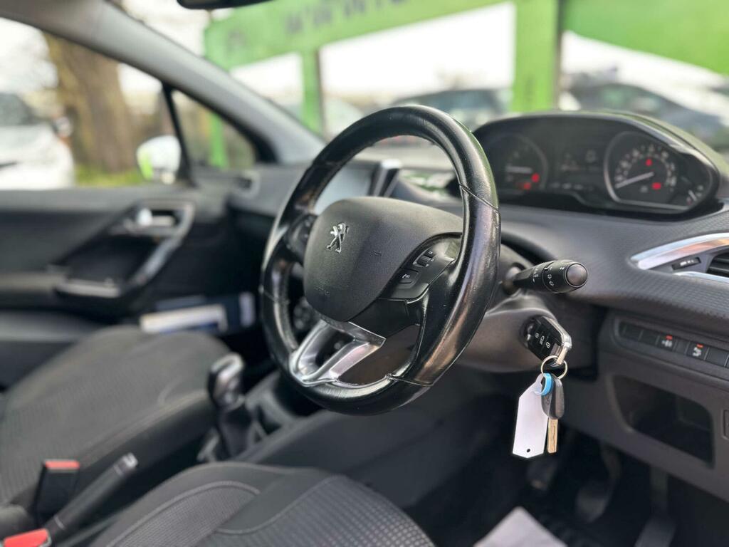 Peugeot 208 1.2 Puretech Allure Premium Euro 6 Ss RE18ZBL Black #2