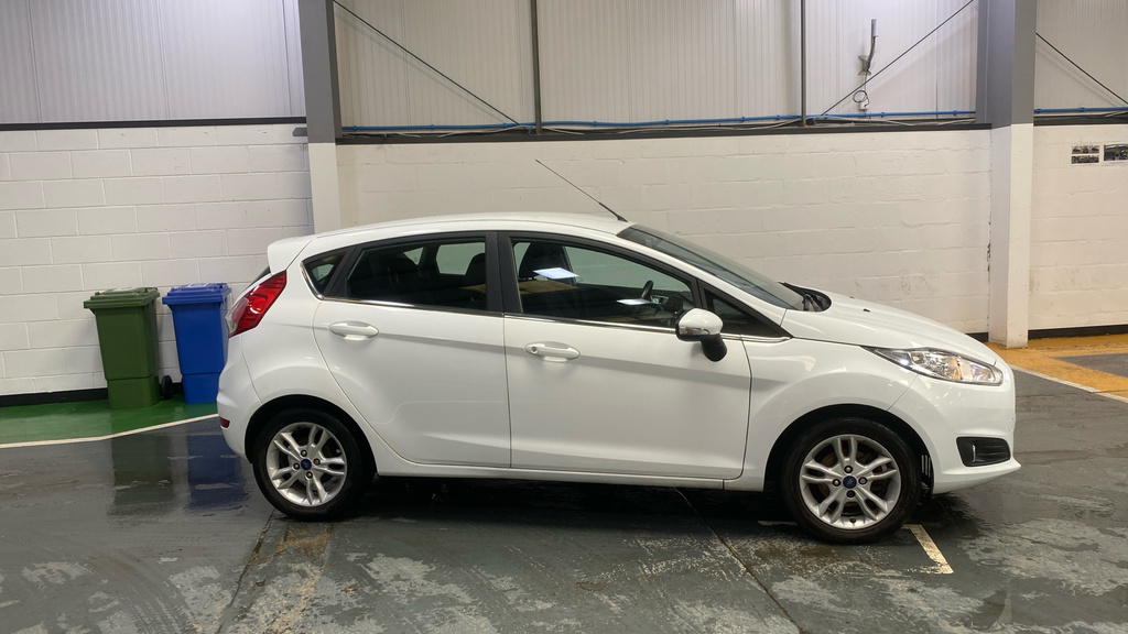 Ford Fiesta 1.25 82 Zetec CE65OMY White #3