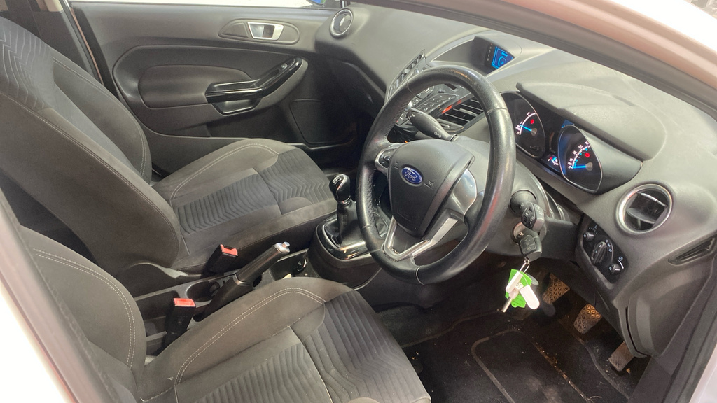 Ford Fiesta 1.25 82 Zetec CE65OMY White #4
